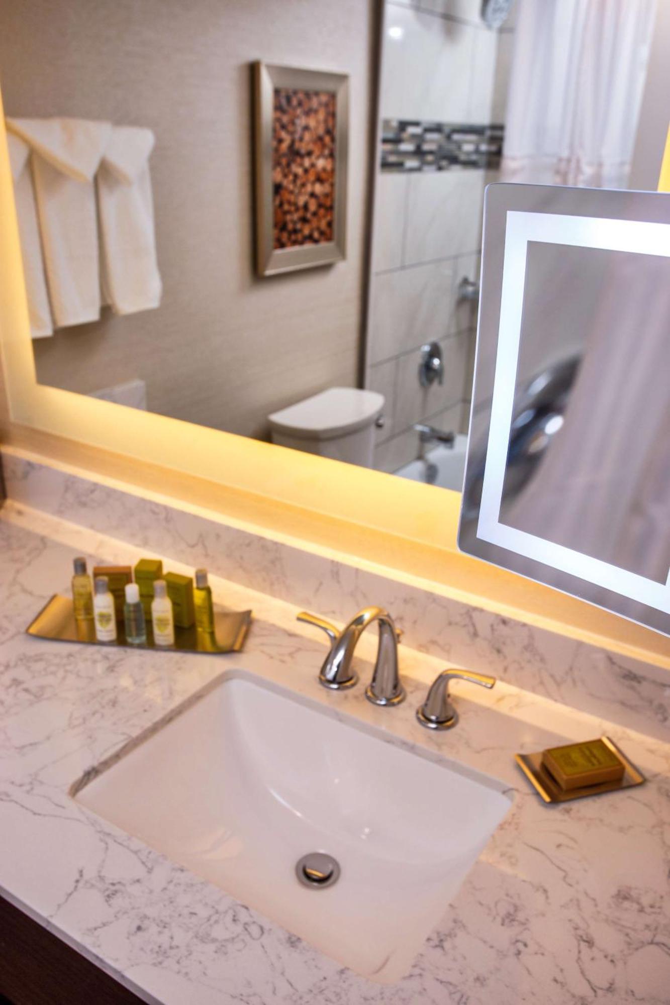 Doubletree By Hilton Neenah Εξωτερικό φωτογραφία